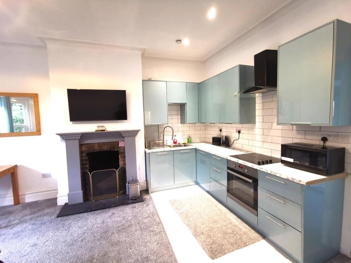 Flat-B, 4 Adults, 20 Mins To Beach, Netflix, Wifi, Sleeps 4 Adults Bournemouth Exterior photo