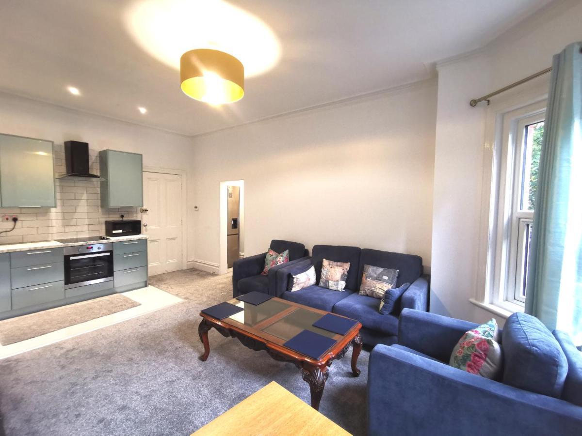 Flat-B, 4 Adults, 20 Mins To Beach, Netflix, Wifi, Sleeps 4 Adults Bournemouth Exterior photo